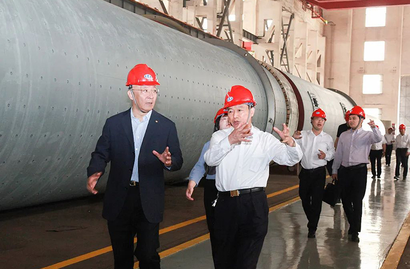 中國建筑材料聯(lián)合會黨委書記、會長閻曉峰一行親臨鵬飛集團(tuán)調(diào)研